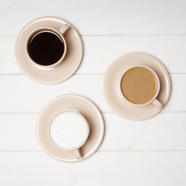 Zwarte koffie en platte witte en café latte