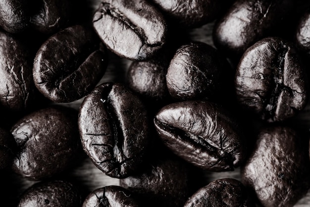 Zwarte koffie gebrande koffiebonen kunnen als achtergrond worden gebruikt