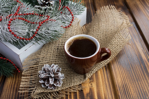 Zwarte koffie in de bruine ceramische kop en Kerstmissamenstelling