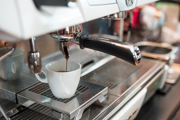 zwarte koffie in witte kop koffie- / theevoorzieningen zetten