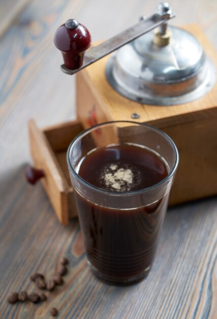 Zwarte koffie met geplaatste koffiemolen