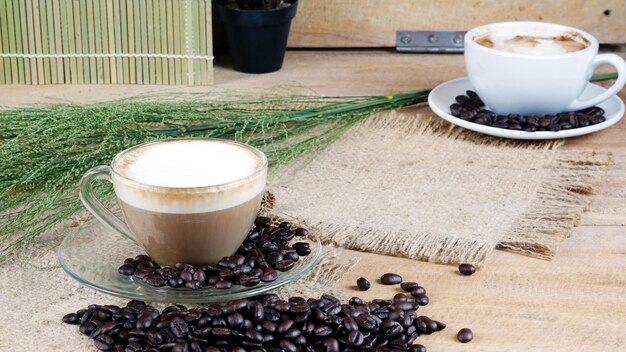 Zwarte koffie met geroosterde bonen en burlap op tafel