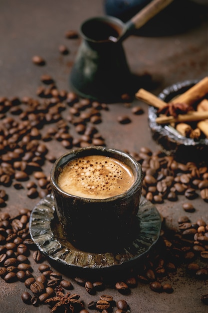 Zwarte koffie met kruiden