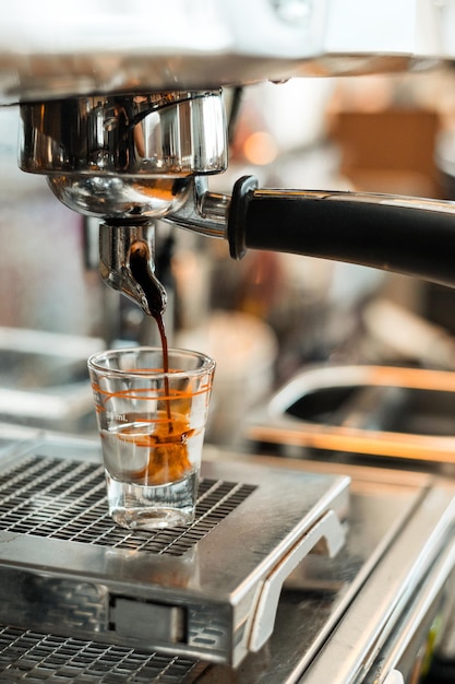 Zwarte koffie met melk op een koffiezetapparaat