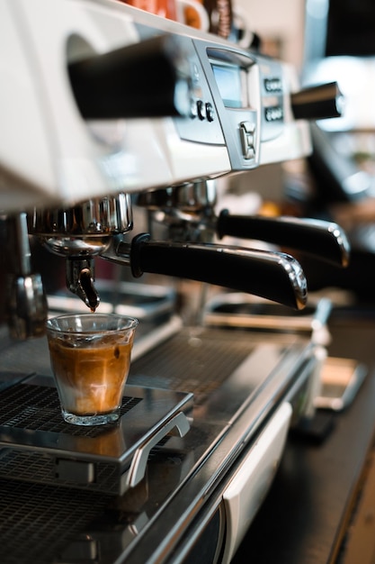 zwarte koffie met melk op een koffiezetapparaat