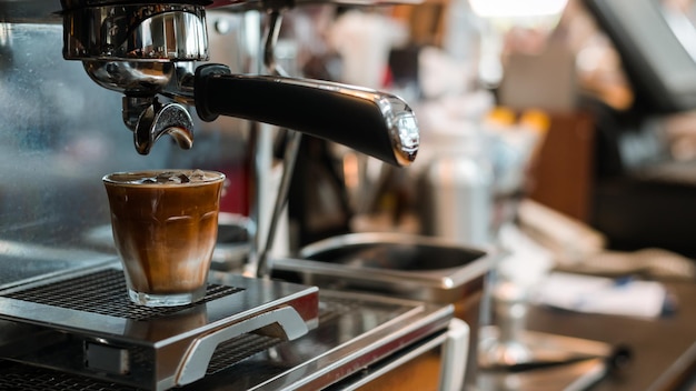 zwarte koffie met melk op een koffiezetapparaat