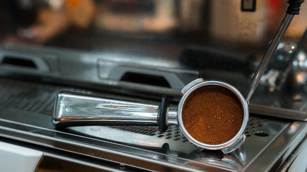 zwarte koffie met melk op een koffiezetapparaat