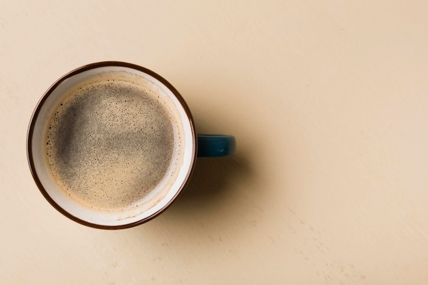 Foto zwarte koffie op beige achtergrond met kopie ruimte