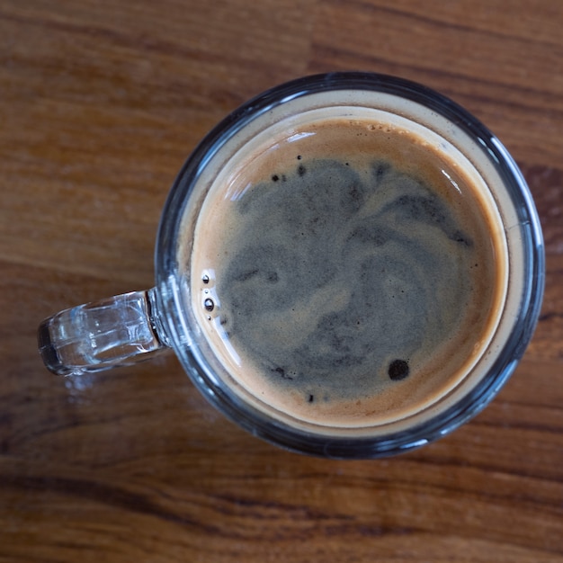 Zwarte koffie op tafel, hete espresso