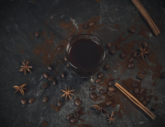 Foto zwarte koffie op tafel.