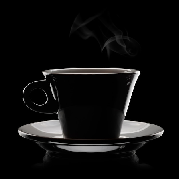 Zwarte koffiekop op een geïsoleerde zwarte