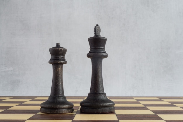 Zwarte koning en zwarte koningin op het schaakbord