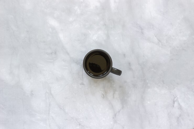 Zwarte kop koffie op marmeren lijstachtergrond.