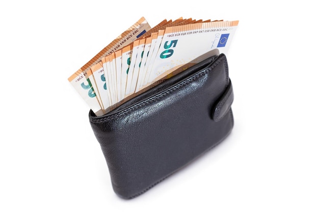 Zwarte lederen portemonnee voor mannen met binnen vijftig eurobankbiljetten geïsoleerd op wit