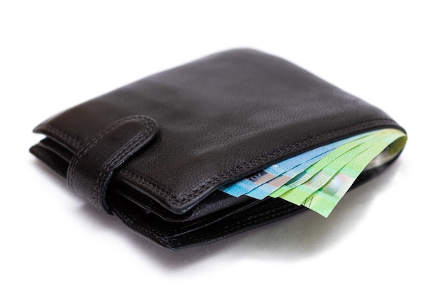 Zwarte lederen portemonnee voor mannen met euro-bankbiljetten erin, geïsoleerd op wit