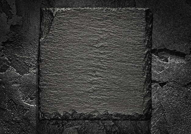 Zwarte leisteen plaat op abstracte zwarte stenen achtergrond vrije ruimte voor tekst plat leggen