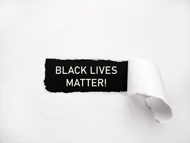 Zwarte levens zijn belangrijk! schrijven op papier tegen racisme en politiegeweld