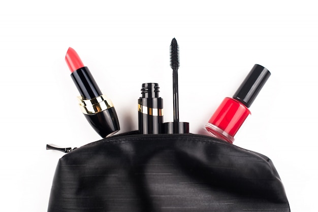 Zwarte make-up tas met make-up op een witte ondergrond