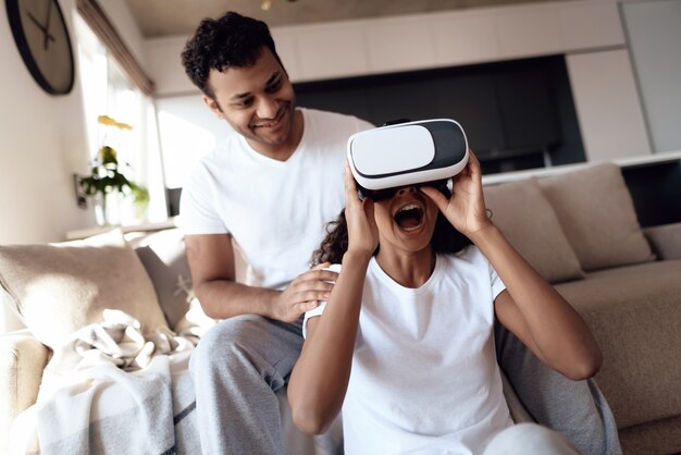 Zwarte man en vrouw zitten op de bank VR