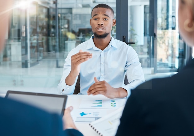 Zwarte man interview en kantoorpresentatie aan business team over analysegegevens en onderzoek Afrikaanse man in bedrijfsdiscussie met uitleg over bedrijfsstrategie en analyse voor innovatie en doelen