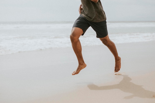 Zwarte man loopt op het strand