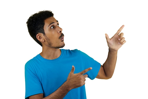 Zwarte man met blauw shirt geïsoleerd knappe jonge man die uitdrukkingen maakt