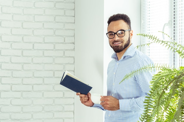 Zwarte man met een boek