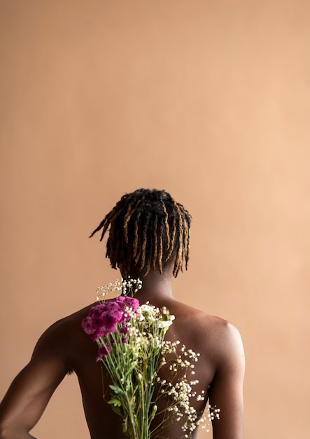 Zwarte man met een boeket bloemen op zijn rug