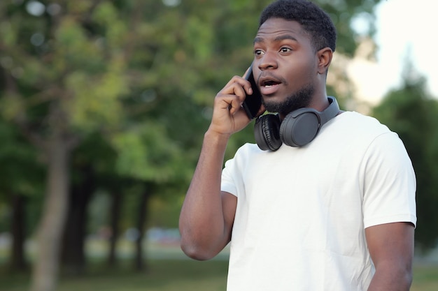 Zwarte man praat telefonisch met vriend over vakantie