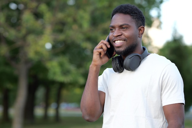 Zwarte man praat telefonisch met vriend over vakantie