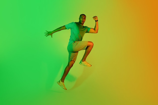Zwarte man springen oefenen doen elleboog tot knie crunch studio