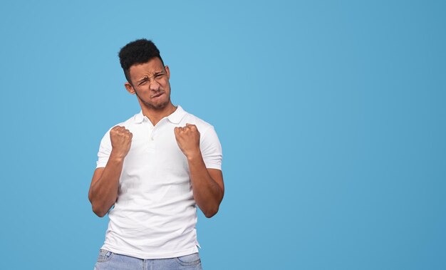 Zwarte man viert succes in de buurt van lege ruimte