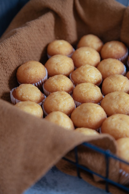 Zwarte mand met vers gebakken muffins