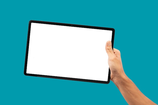 Zwarte mannelijke hand met zwarte tablet geïsoleerd op een turkooizen achtergrond