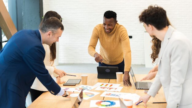 Zwarte mannelijke teamleider op zakelijke bijeenkomst in een kantoor