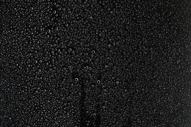 zwarte natte achtergrond / regendruppels voor overlay op raam, concept van herfstweer, achtergrond van druppels waterregen op transparant glas