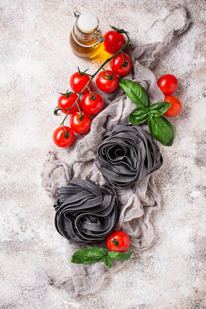 Zwarte ongekookte pasta met tomaat en basilicum