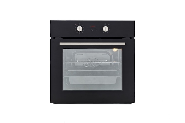 Zwarte oven met gesloten deur en met twee bedieningsknoppen en lichtgevend elektronisch display vooraanzicht isoleren op wit
