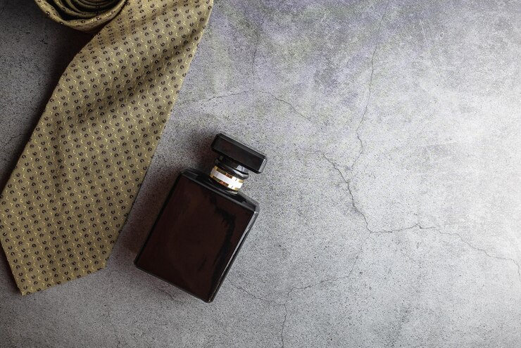 zwarte parfumfles, parfumconcept voor mannen