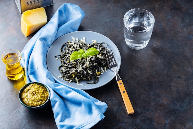 Zwarte pasta met inktvisinkt op een grijze plaat