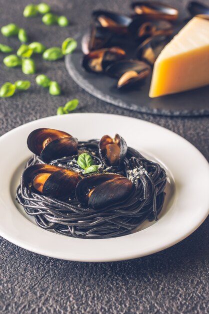 Zwarte pasta met mosselen en parmezaan