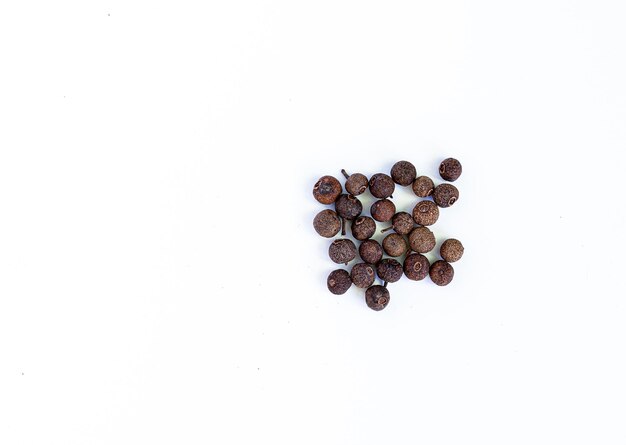 Zwarte peper geïsoleerd op witte achtergrond Hoge kwaliteit foto
