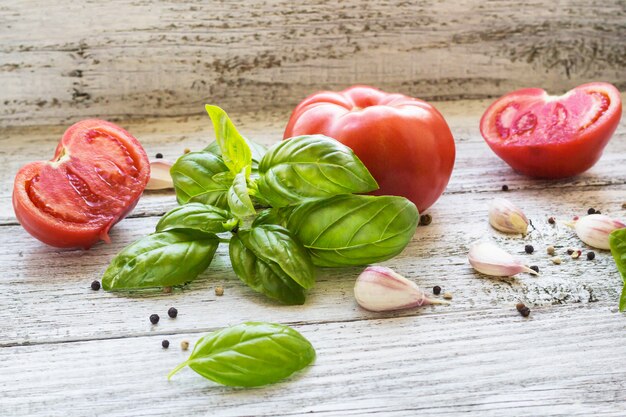 Zwarte peper, knoflook, basilicum en tomaten. Ingrediënten voor het koken.