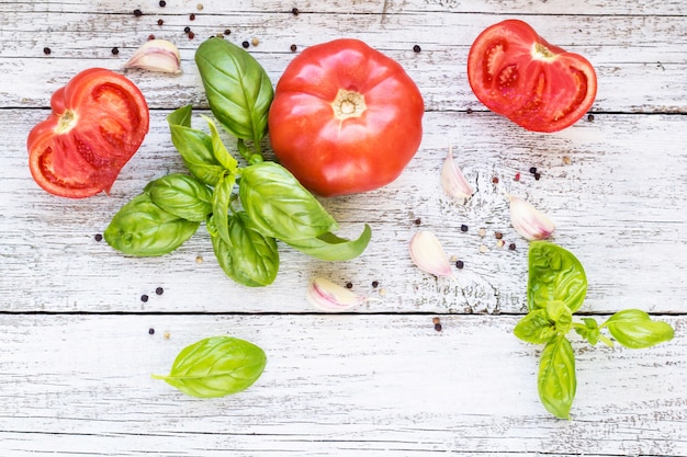 Zwarte peper, knoflook, basilicum en tomaten. Ingrediënten voor het koken.