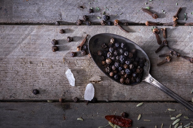 Zwarte peper op de oude tafel