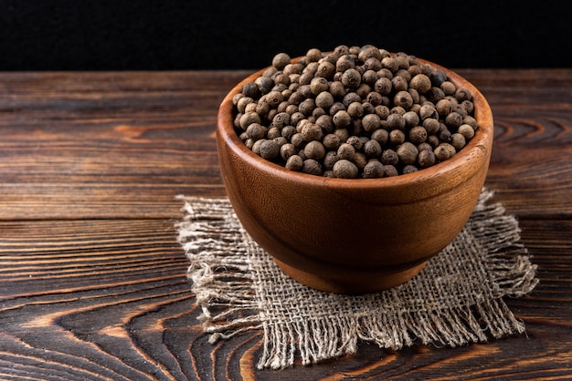 Zwarte peper op donkere houten