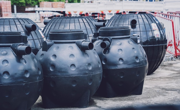 Zwarte plastic wateropslagtanks in het fabrieksdepot van de fabrikant