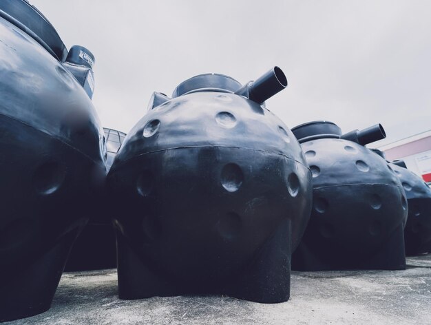 Foto zwarte plastic wateropslagtanks in het fabrieksdepot van de fabrikant