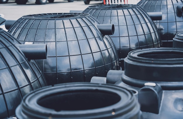 Zwarte plastic wateropslagtanks in het fabrieksdepot van de fabrikant