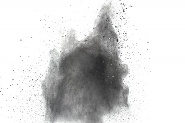 Zwarte poederexplosie op witte achtergrond. Zwarte stofdeeltjes spetteren.